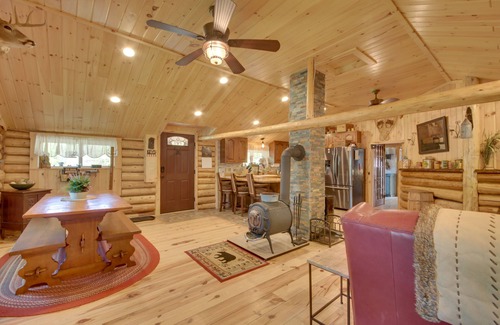 Freedom Cabina | Trout Ponds & Sauna: Unique Log Cabin in Freedom