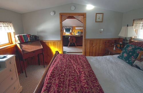 Montgomery Center Cama Y Desayuno | Trout River Suite - Amazing 1BR suite with deck overlooking the Trout River & only 7 minutes to Jay Peak Resort. With Breakfast Included!