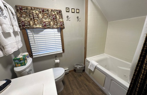 Montgomery Center Cama Y Desayuno | Trout River Suite - Amazing 1BR suite with deck overlooking the Trout River & only 7 minutes to Jay Peak Resort. With Breakfast Included!