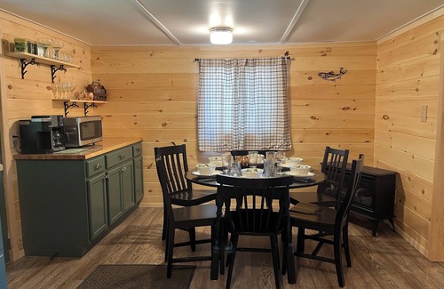 East Hickory Casa | Trout View Cottage-Creekside fire pit, 2 bedrooms Sleeps 6 near ANF fun!