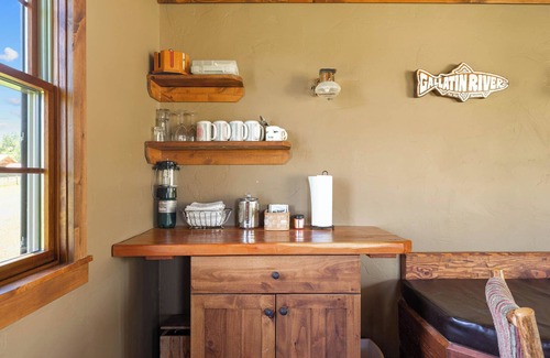 Bozeman Alquiler De RV | TroutChasers Glamping Tent - Crackling Fire, Fresh Air, Fly Fishing