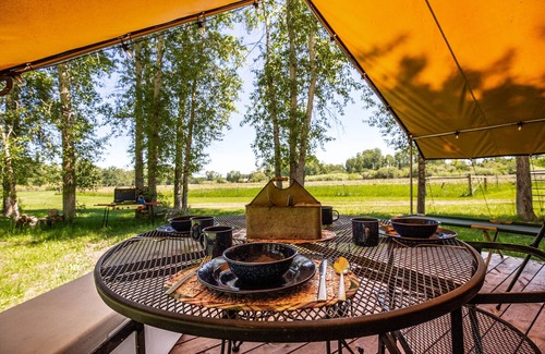 Bozeman Alquiler De RV | TroutChasers Glamping Tent - Crackling Fire, Fresh Air, Fly Fishing