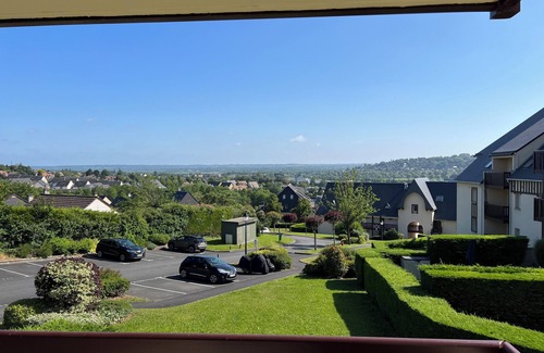 Touques Apartamento | Trouville boundary: Beautiful 3-room apartment with parking and two sea-view balconies