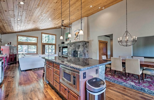 Truckee Casa | ¡NUEVO! Casa moderna con bañera de hidromasaje - 3. 2Mi a Donner Lake