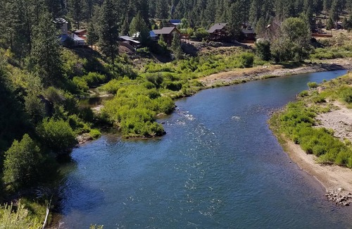Truckee Casa | Escapada al río Truckee: vista panorámica del río, pesca con mosca y esquí