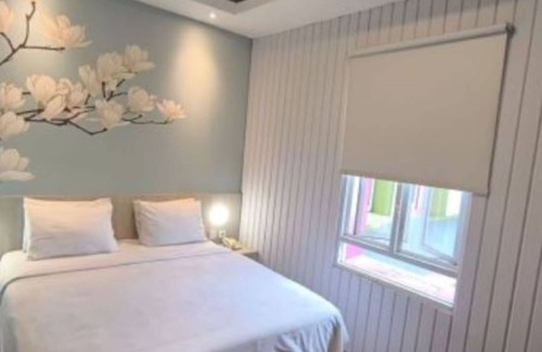 Gambir Hotel | True Blue Bunga Bunga Hotel Pasar Baru