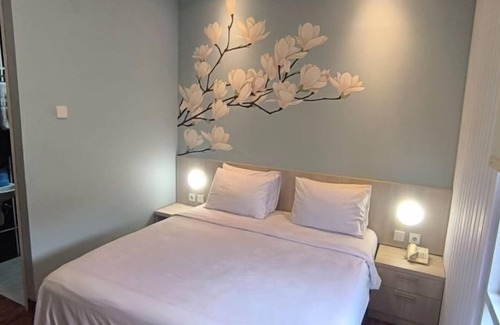 Gambir Hotel | True Blue Bunga Bunga Hotel Pasar Baru