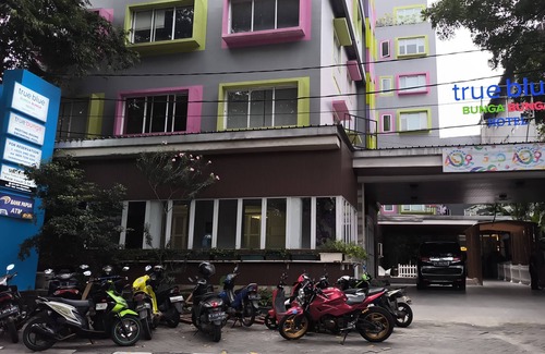 Gambir Hotel | True Blue Bunga Bunga Hotel Pasar Baru