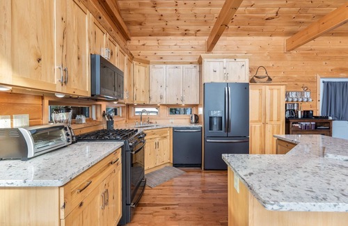 Northville Chalet De Esquí | True Lakefront 3-Unit: Hot Tub~Gameroom~Firepit!