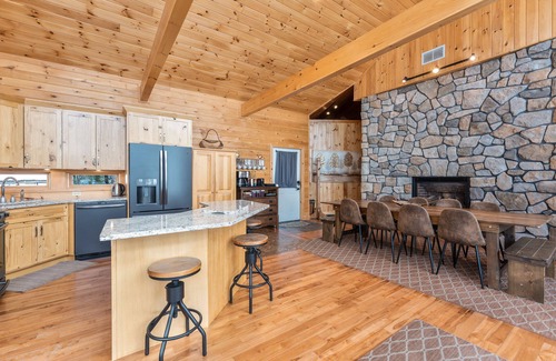 Northville Chalet De Esquí | True Lakefront 3-Unit: Hot Tub~Gameroom~Firepit!