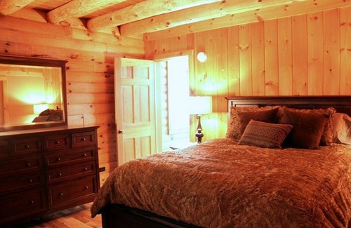 Naples Cabina | True Log Cabin Living at Bristol Mountain - Cabin Culture UNIT B