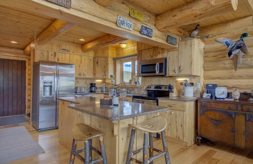 Cameron Casa | True Montana Log Cabin, Great Hunting/Private Madison River Fishing 3+2.5/YNP
