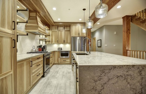 Snow Pine Estates Chalet De Esquí | True Ski In/Out 5bed 4bath Chalet with Games room & Private Hot Tub