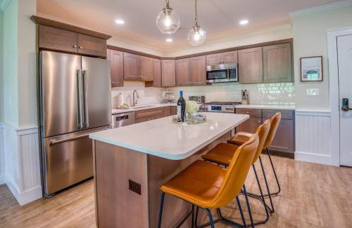 North Conway Casa | True Upscale Ski In & Out Condo with Pool & Hot Tub