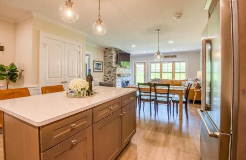 North Conway Casa | True Upscale Ski In & Out Condo with Pool & Hot Tub