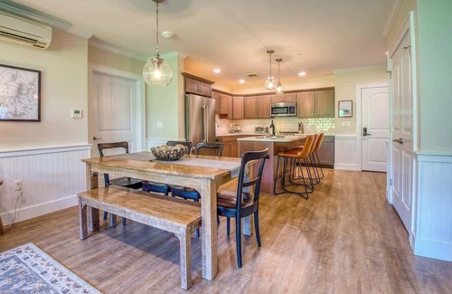 North Conway Condominio | True Upscale Ski In & Out Condo with Pool & Hot Tub