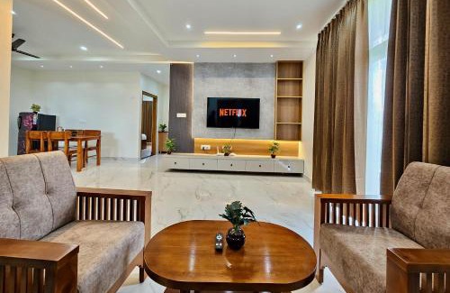 Tirupati Apartamento | TrueLife Summit Suites - Premium stay near Tirupati temples - Breakfast included - Spacious AC apartments with in suite bathrooms - 55" Android TV, 250 Airtel channels, Super fast WiFi - Hall, Modular kitchen, Dining, RO system, Parking - Top service