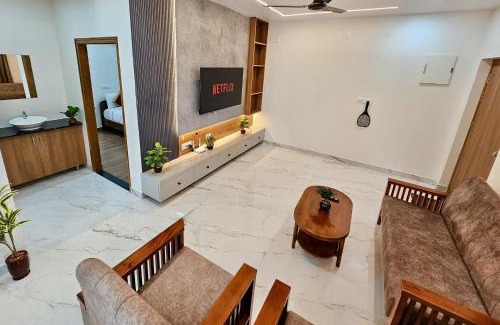 Tirupati Apartamento | TrueLife Summit Suites - Premium stay near Tirupati temples - Breakfast included - Spacious AC apartments with in suite bathrooms - 55" Android TV, 250 Airtel channels, Super fast WiFi - Hall, Modular kitchen, Dining, RO system, Parking - Top service
