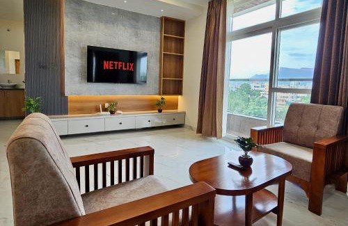 Tirupati Apartamento | TrueLife Summit Suites - Premium stay near Tirupati temples - Breakfast included - Spacious AC apartments with in suite bathrooms - 55" Android TV, 250 Airtel channels, Super fast WiFi - Hall, Modular kitchen, Dining, RO system, Parking - Top service