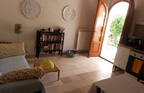 Ceglie Messapica Cabaña | TRULLO en el olivar de hoja perenne, en el talón de Italia, Puglia.