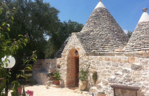 Ceglie Messapica Cabaña | TRULLO en el olivar de hoja perenne, en el talón de Italia, Puglia.