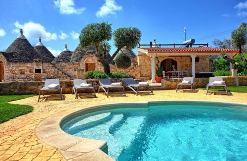 San Michele Salentino Villa | Trullo Santo Stefano by PosarelliVillas