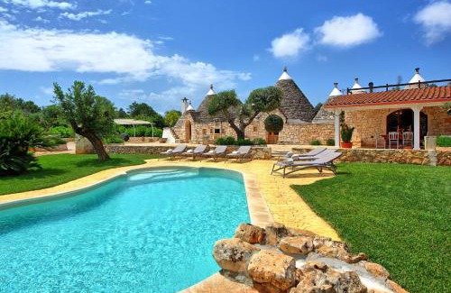 San Michele Salentino Villa | Trullo Santo Stefano by PosarelliVillas