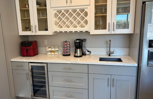 Alhambra Apartamento | Cozy Garden Pad with King Beds