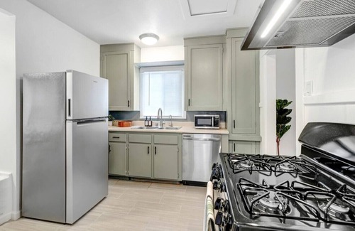 Alhambra Apartamento | Tranquil Metro Abode - 2 bedroom 1 bathroom