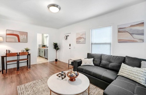 Alhambra Apartamento | Tranquil Metro Abode - 2 bedroom 1 bathroom
