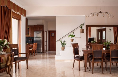 Houdetsi Villa | Residencia Tsourlakis! Piscina de 50m2, gimnasio, a poca distancia de tiendas, total privacidad.
