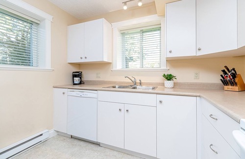 Cordova Bay Casa | TU CASA - Your Home Away From Home. Central location close to all amenities.