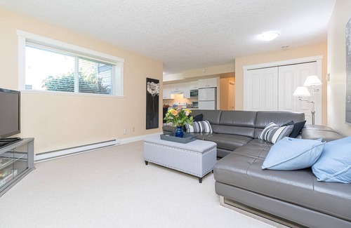 Cordova Bay Casa | TU CASA - Your Home Away From Home. Central location close to all amenities.