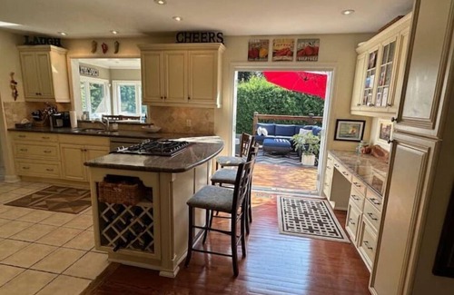 Burlington Casa | Tuck'd Inn
