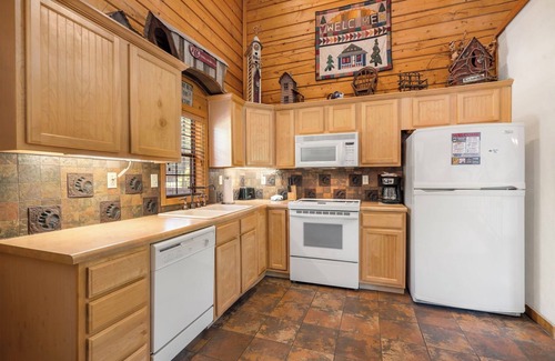 Branson Theater District Cabina | Tucked-Away but Close to Everything! Walk-in Cedar Log Cabin