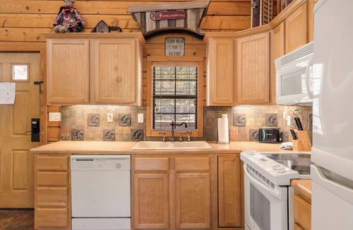 Branson Theater District Cabina | Tucked-Away but Close to Everything! Walk-in Cedar Log Cabin