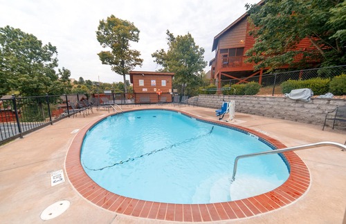 Branson Theater District Cabina | Tucked-Away but Close to Everything! Walk-in Cedar Log Cabin