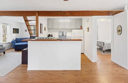 Sealy Cabina | Tucked Away Cabin