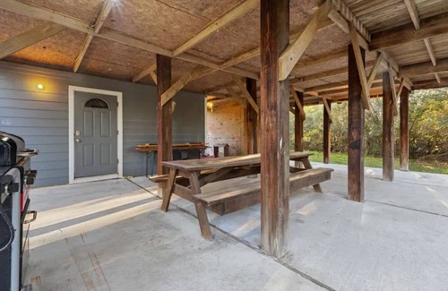 Sealy Cabina | Tucked Away Cabin