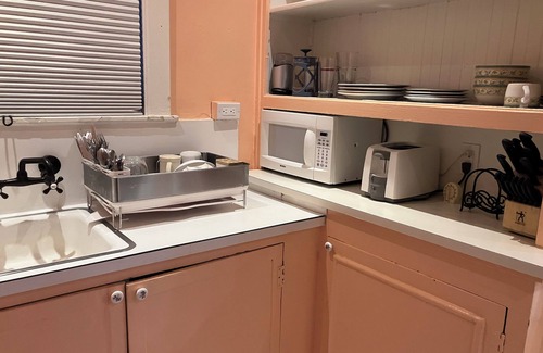 Nob Hill Apartamento | Tucked away garden-facing studio with sundeck on a tree-lined alleyway of stairs