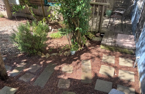 Nob Hill Apartamento | Tucked away garden-facing studio with sundeck on a tree-lined alleyway of stairs