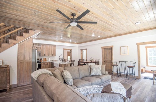 Jefferson Cabina | Tucked away in the woods - minutes to the New River - King Beds - Acreage to explore!