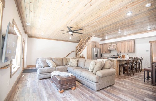 Jefferson Cabina | Tucked away in the woods - minutes to the New River - King Beds - Acreage to explore!