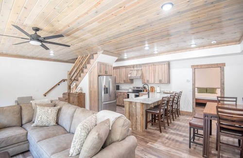 Jefferson Cabina | Tucked away in the woods - minutes to the New River - King Beds - Acreage to explore!