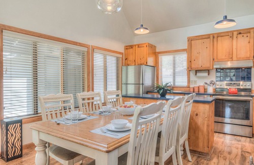 Deer Park Cabina | Tucked beneath the towering pines on the peaceful North end of Sunriver