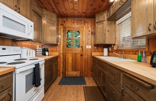 West Village Cabina | Tucked in Shaver Lake’s West Village and walking distance to shops, restaurants, and the lake!!