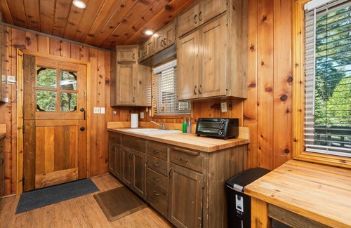 West Village Cabina | Tucked in Shaver Lake’s West Village and walking distance to shops, restaurants, and the lake!!