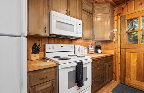 West Village Cabina | Tucked in Shaver Lake’s West Village and walking distance to shops, restaurants, and the lake!!