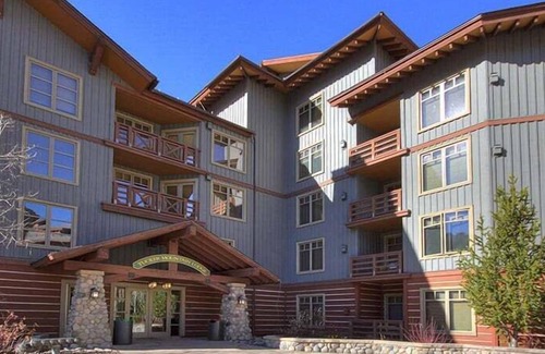 Copper Mountain Village Apartamento | Tucker Mountain Hotel Style Room with 2 Beds #209A by RedAwning