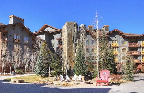 Copper Mountain Village Apartamento | Tucker Mountain Hotel Style Room with 2 Beds #209A by RedAwning